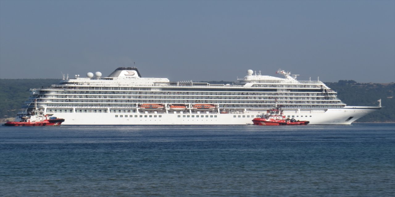 Norveç bayraklı kruvaziyer "Viking Sea" Çanakkale'nin Kepez Limanı'na geldi.