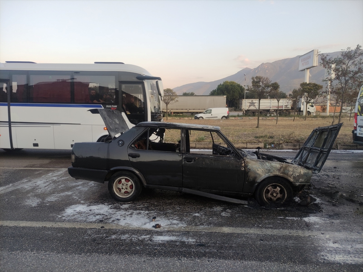 Bursa'da seyir halindeki otomobil yandı