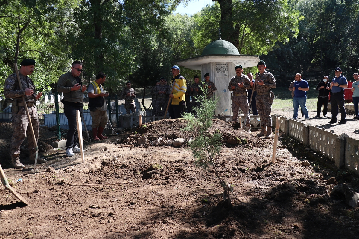 35 yıl önce şehit olan polisin kabri ailesinin talebi üzerine taşındı