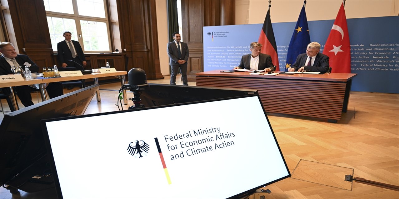 "Türkiye'yi dünya için bir ihracat üssü, üretim üssü, lojistik üssü olarak takdir ediyorlar."