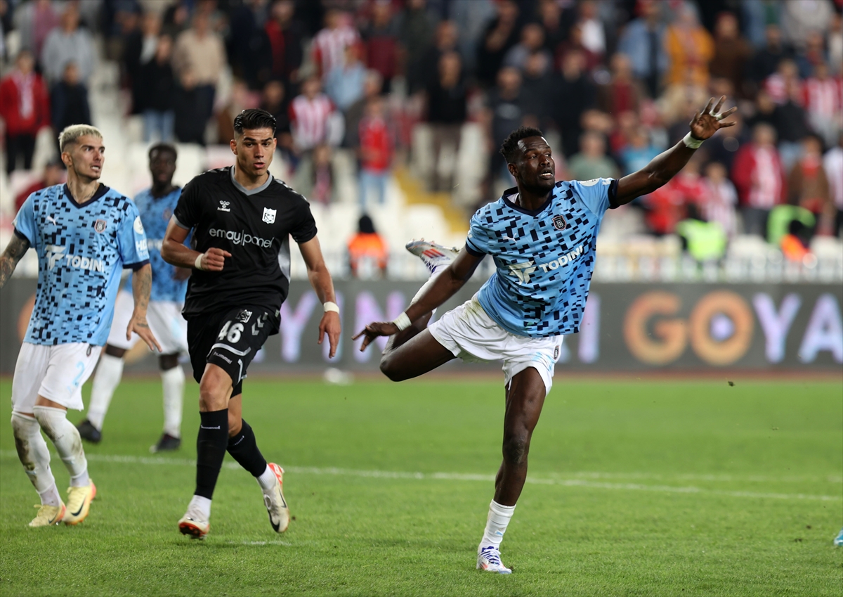 Başakşehir deplasmanda Net Global Sivasspor'u 2-1 yendi