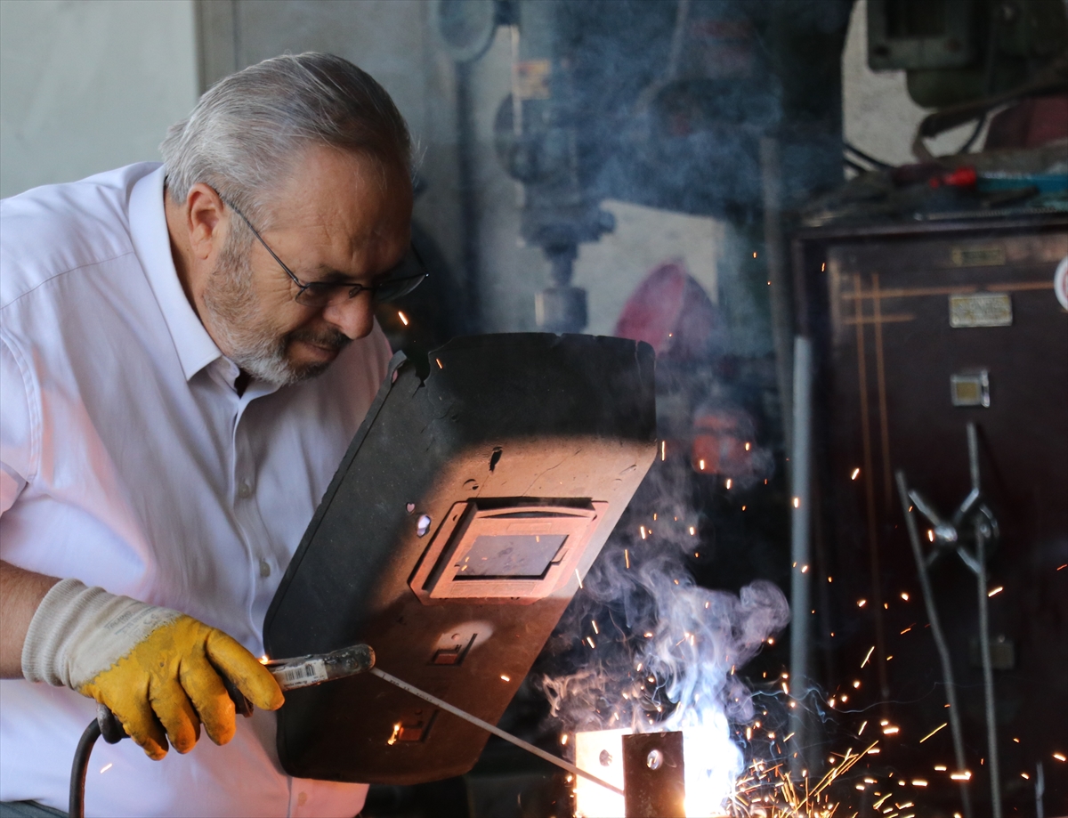 Erzurum'da "Yılın Ahisi" Zekayi usta, 64 yıldır demir doğruyor