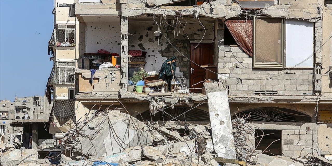 İsrail ordusunun Gazze Şeridi'nin kuzeyinde bir evi bombalaması sonucu 3 Filistinli hayatını kaybetti.