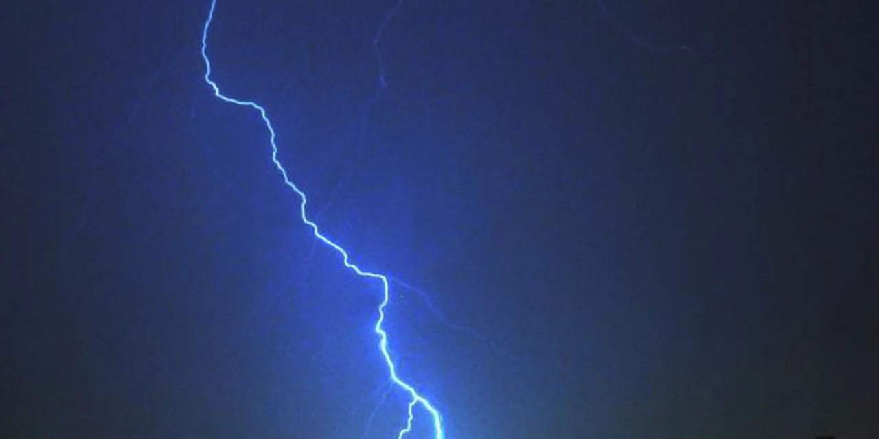 Abdurrahmanlar Mahallesi'nde arazide traktörle tarla süren Selahattin Erol (17), yıldırım çarpması sonucu ağır yaralandı.