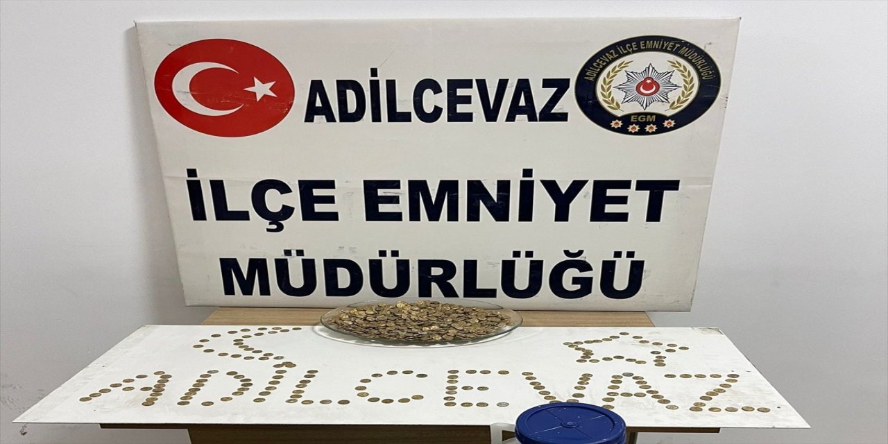 Bitlis'in Adilcevaz ilçesinde, tarihi eser olduğu değerlendirilen 900 altın sikke ele geçirildi.