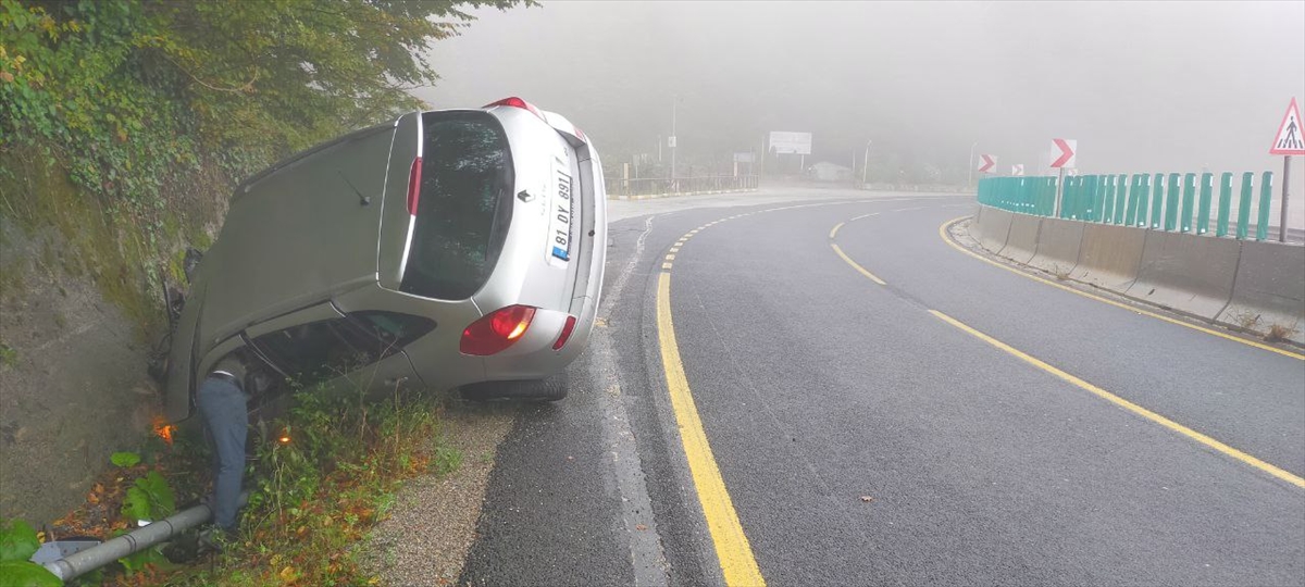 Bolu Dağı'nın Düzce geçişinde devrilen otomobilin sürücüsü ağır yaralandı