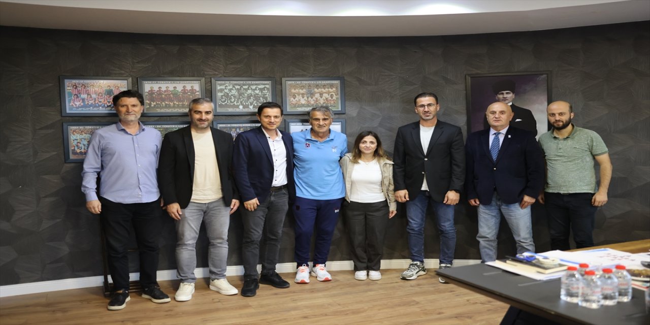 Türkiye Spor Yazarları Derneği (TSYD) Trabzon Şubesi yöneticileri, Trabzonspor Teknik Direktörü Şenol Güneş'i ziyaret etti.