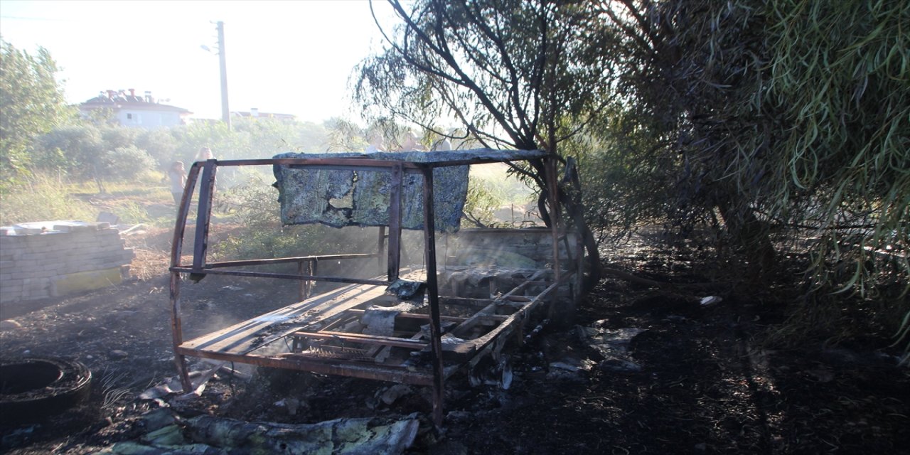 Antalya'nın Serik ilçesinde sazlık alanda çıkan yangın itfaiye ekipleri tarafından söndürüldü.