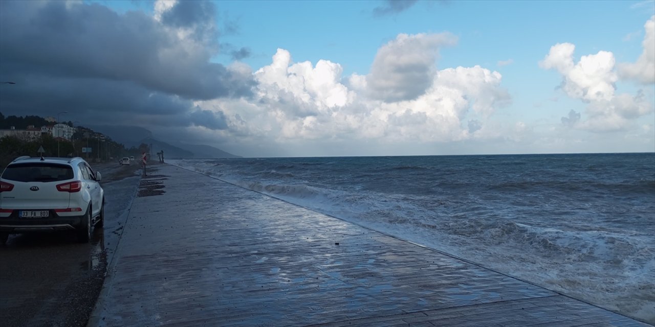 Kastamonu'nun Karadeniz sahilindeki ilçesi Cide'de oluşan dalgalar, sahildeki yürüyüş yoluna zarar verdi.