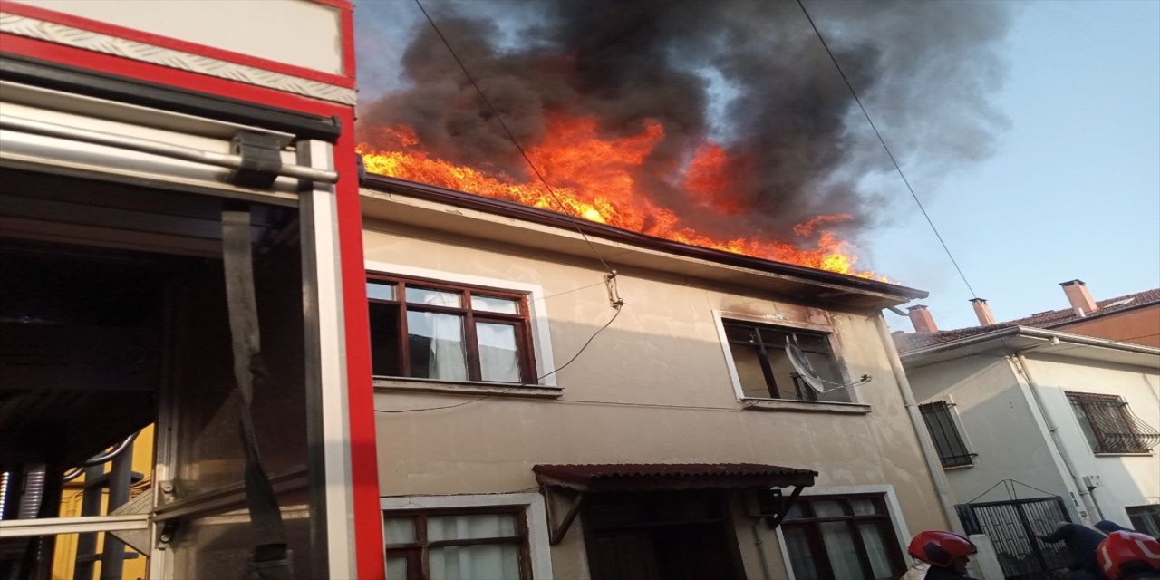 Sakarya'nın Geyve ilçesinde bir evde çıkan ardından iki eve sıçrayan yangın, itfaiye ekiplerince söndürüldü.