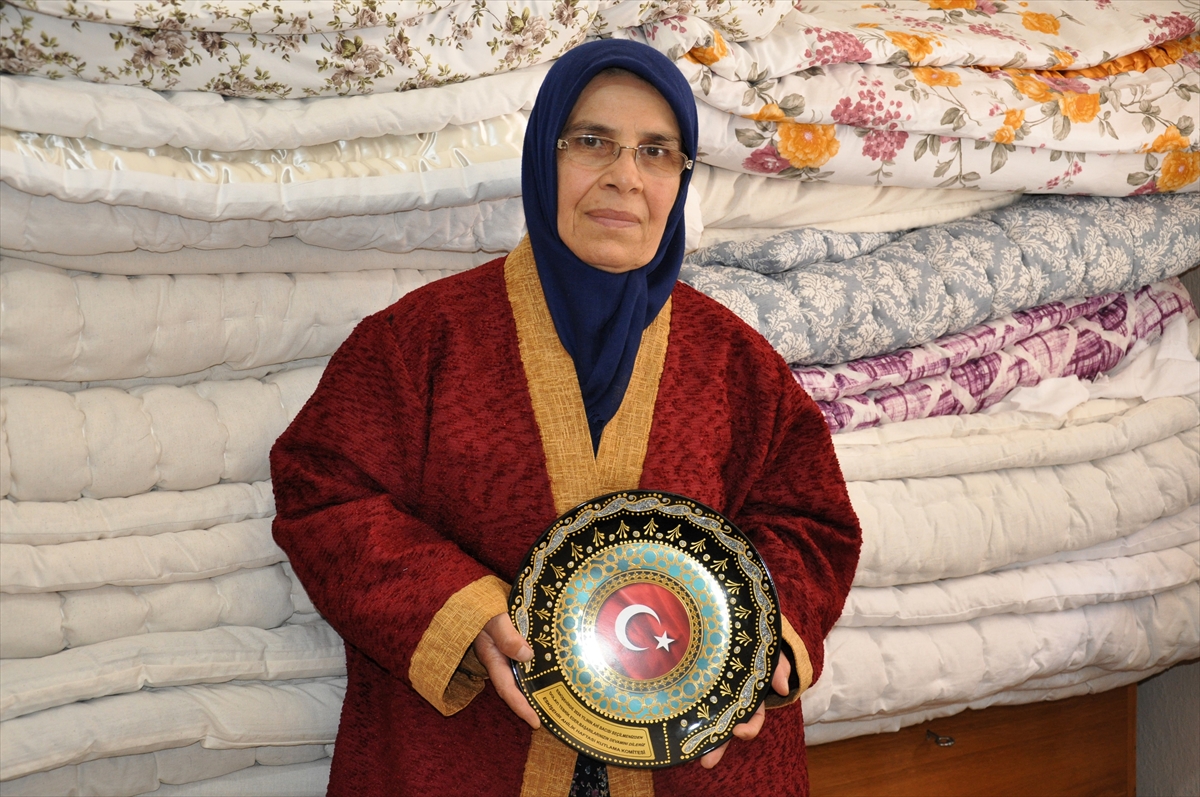 Eskişehir'in "Ahi Bacı"sı 35 yıldır iğneyle ipliği elinden bırakmıyor