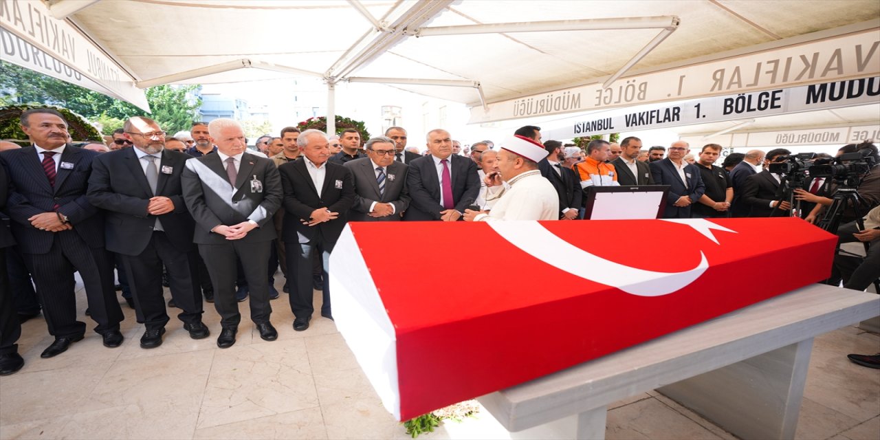 İstanbul'da vefat eden gazeteci Güneri Cıvaoğlu'nun cenazesi, Şişli'de düzenlenen törenin ardından toprağa verildi.