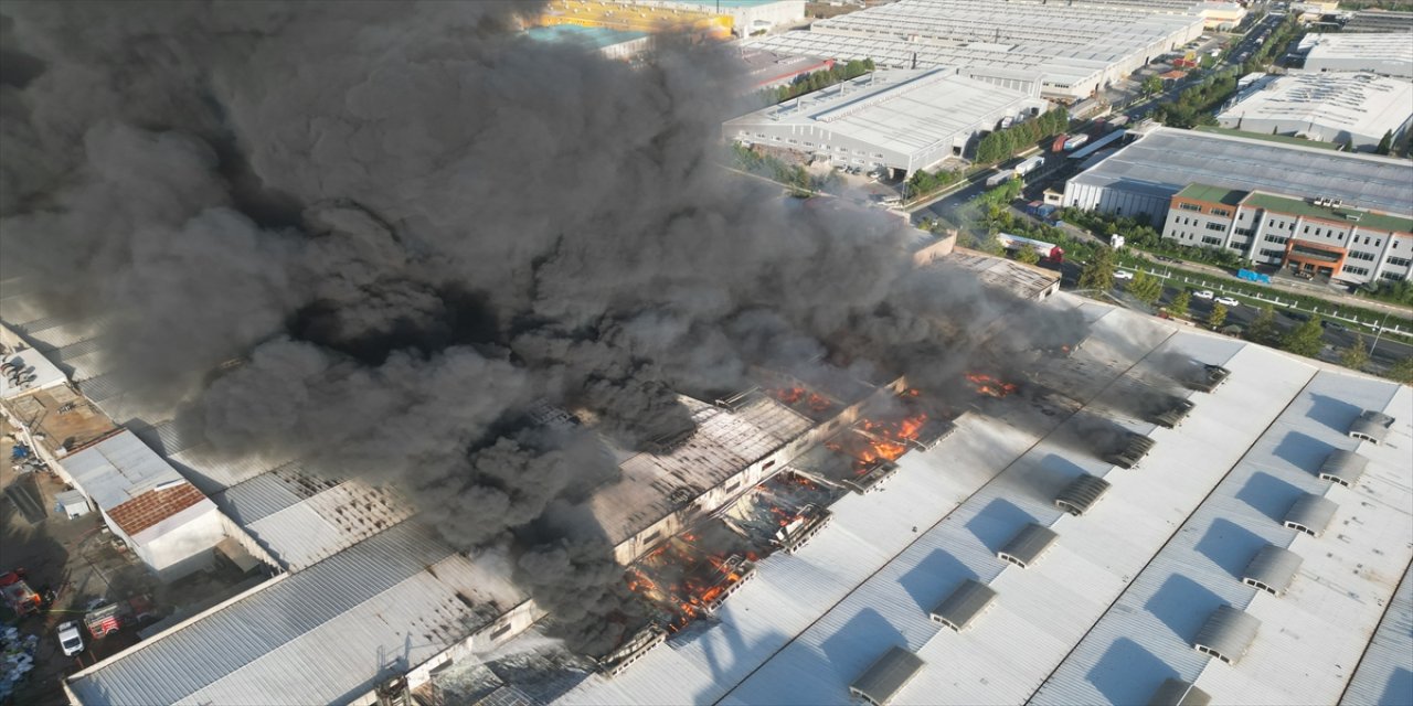 Tekirdağ'ın Çerkezköy ilçesinde, deri üretimi yapan fabrikada çıkan yangına müdahale ediliyor.