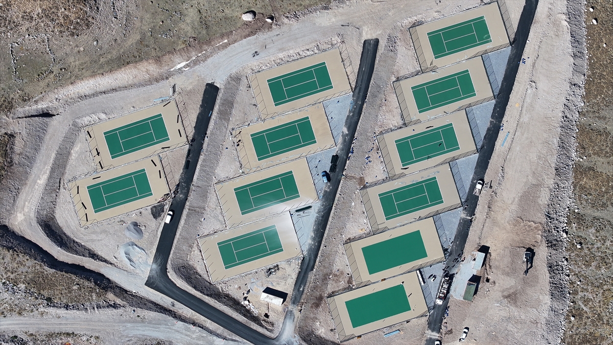 Erciyes'te 2 bin 300 rakımdaki kortlarda tenisçiler yetişecek