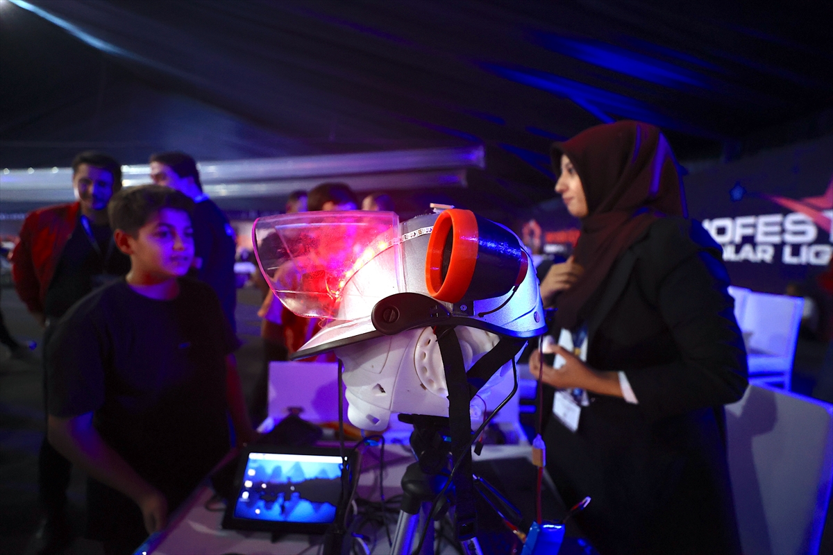 Sürücüyü uyarıp yakınlarına konum gönderen "akıllı kask" TEKNOFEST'te birinci oldu