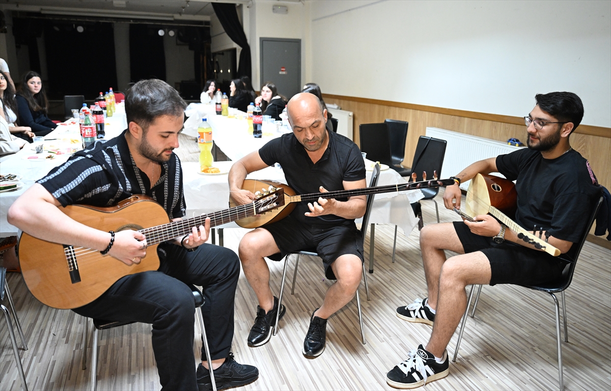 Kuşakları hem birbirine hem ana yurda "melodi"lerle bağlayan dernek