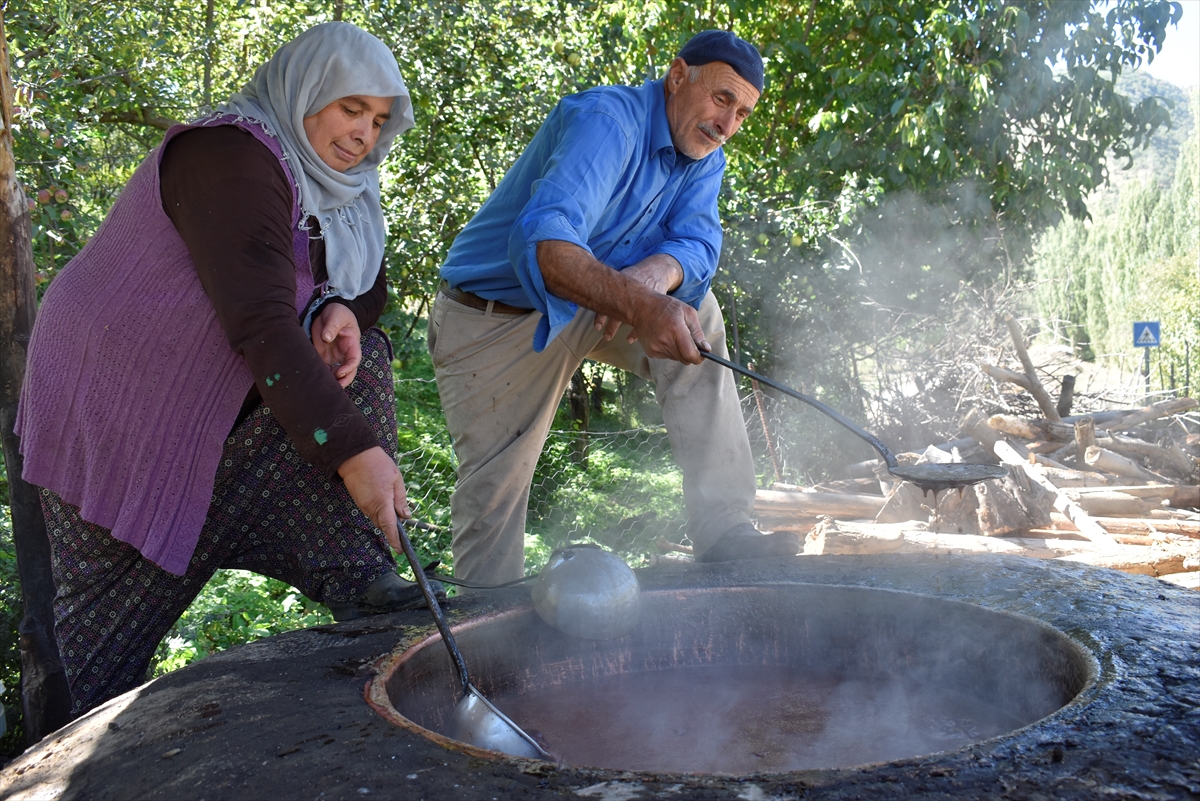 Asırlardır geleneksel yöntemlerle üzüm pekmezi yapıyorlar
