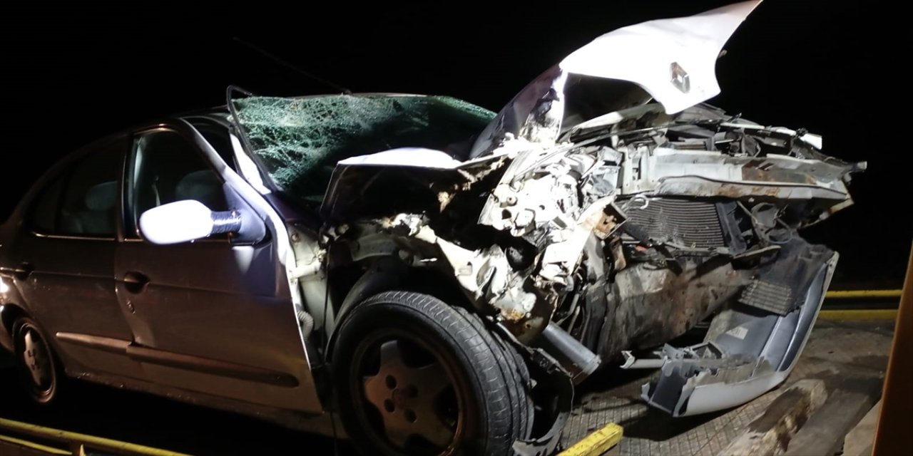 Ankara'nın Ayaş ilçesinde park halindeki kamyona çarpan otomobildeki karı koca hayatlarını kaybetti.