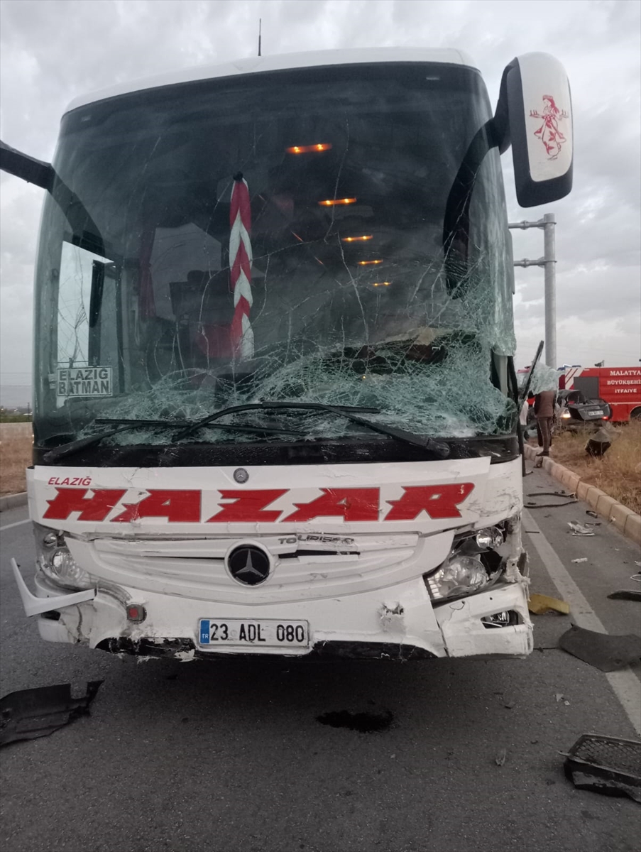 Malatya'da yolcu otobüsü ile otomobilin çarpıştığı kazada 1 kişi öldü, 1 kişi yaralandı