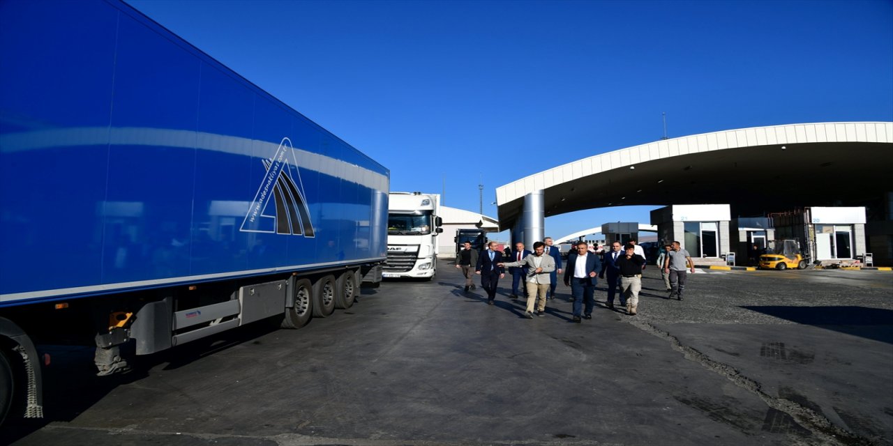 Ardahan Valisi Hayrettin Çiçek, Çıldır-Aktaş Gümrük Kapısı'nda incelemelerde bulundu.