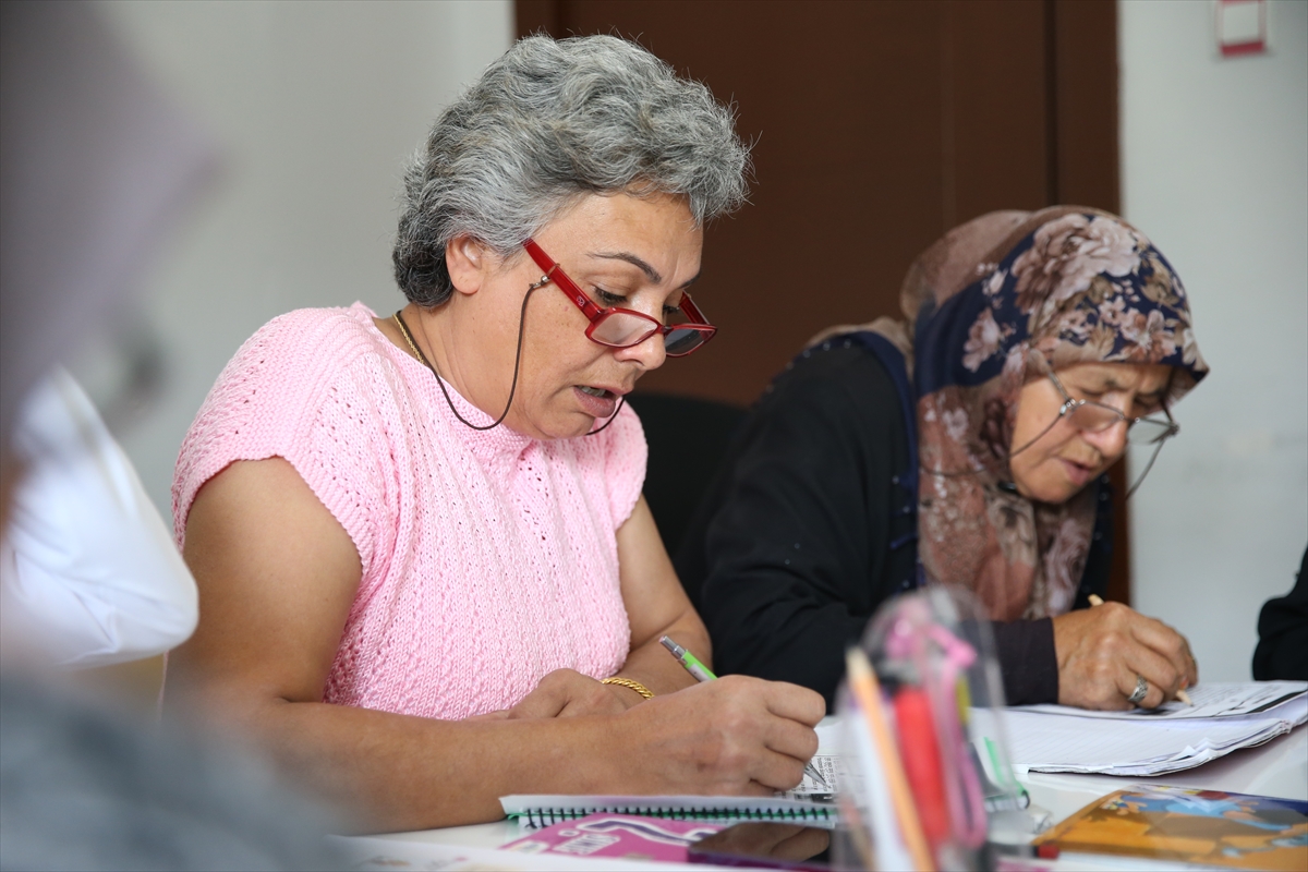 "İkinci bahar"larında öğrendikleri okuma yazma sayesinde hayatları kolaylaştı