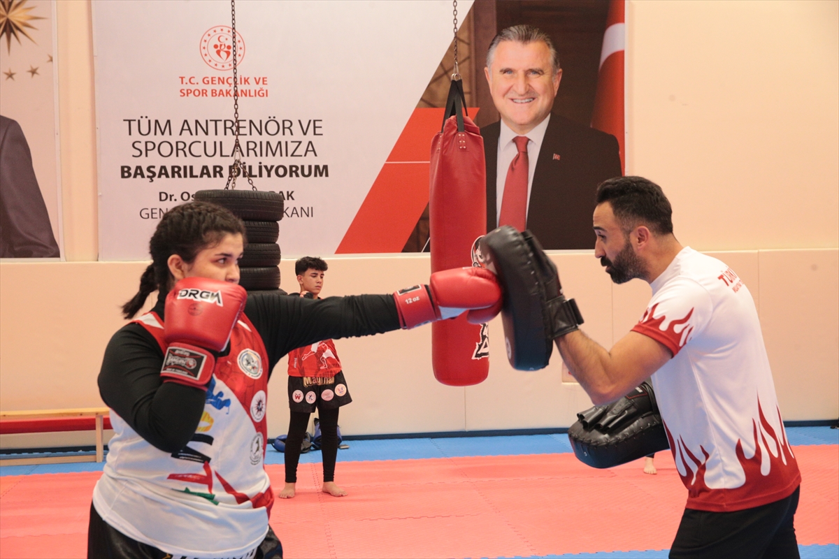 Gençler dünya muaythai şampiyonu Selin Nur, başarısını büyüklerde sürdürmek istiyor