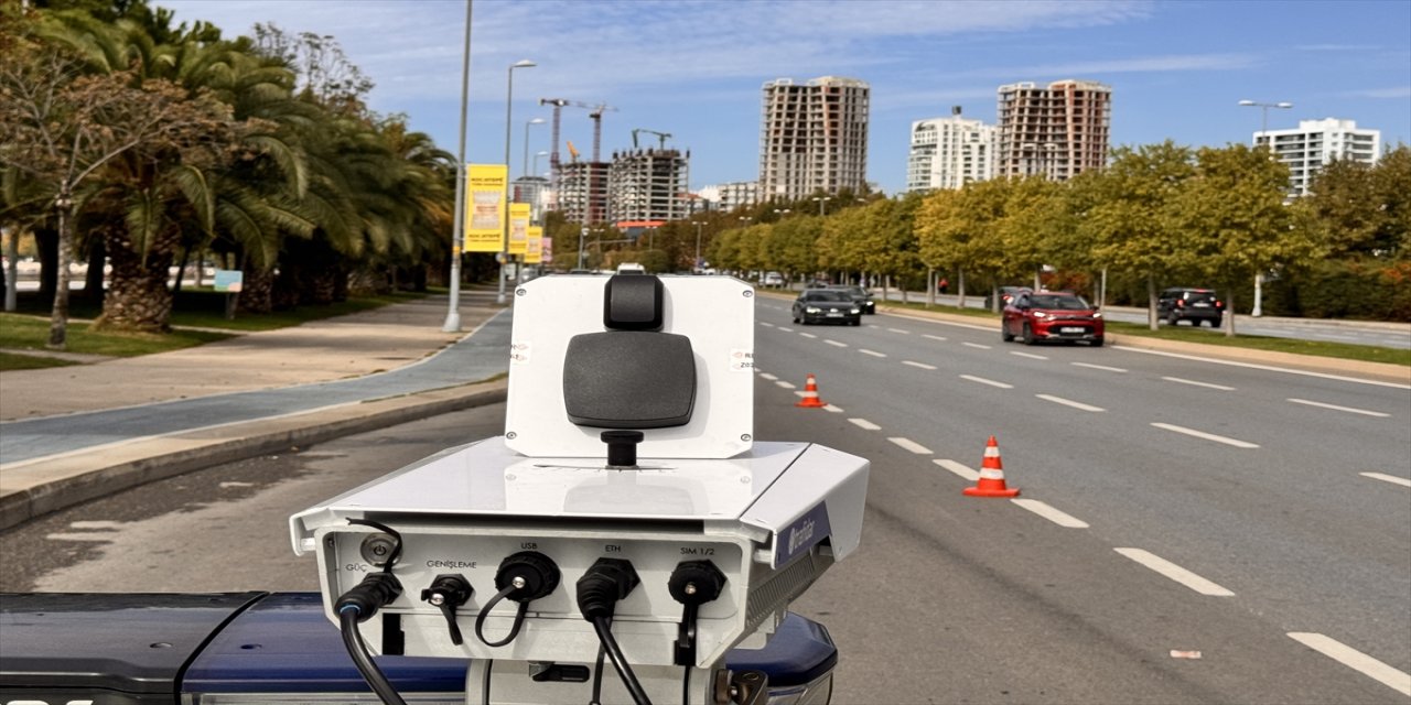 İstanbul'un Kartal ilçesinde yeni nesil yerli radar cihazlarıyla trafikte hız denetimi yapıldı.