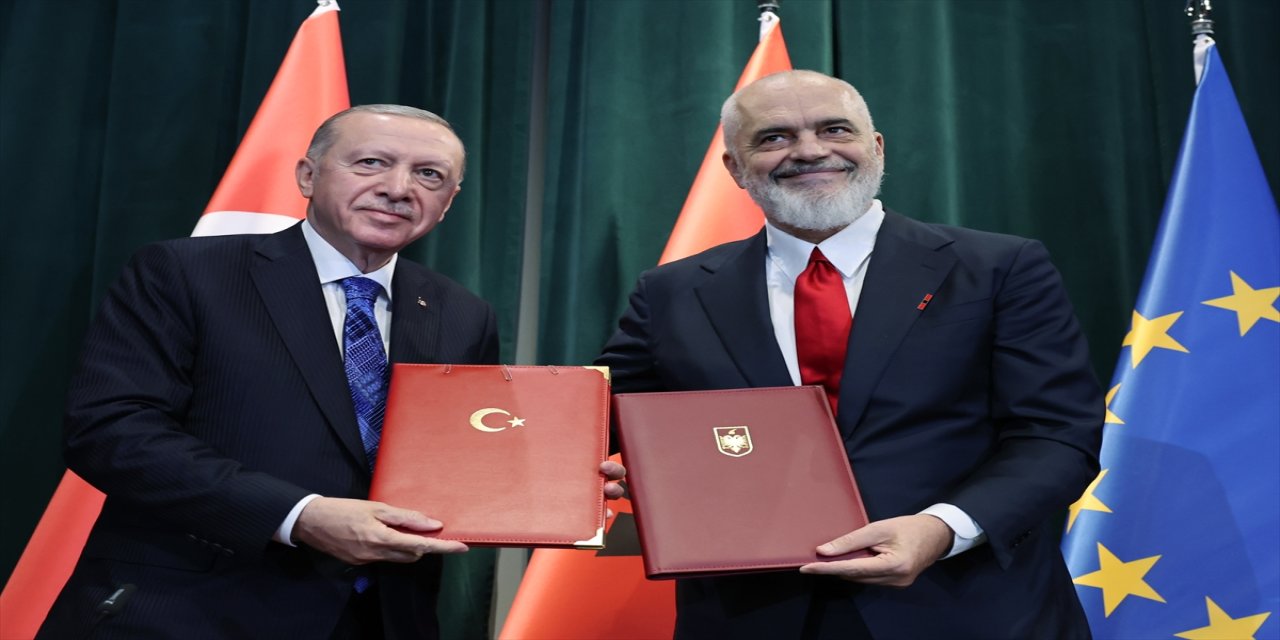 Türkiye ile Arnavutluk arasında işbirliği, iletişim, eğitim ve tarım alanında 4 anlaşmaya imza atıldı.