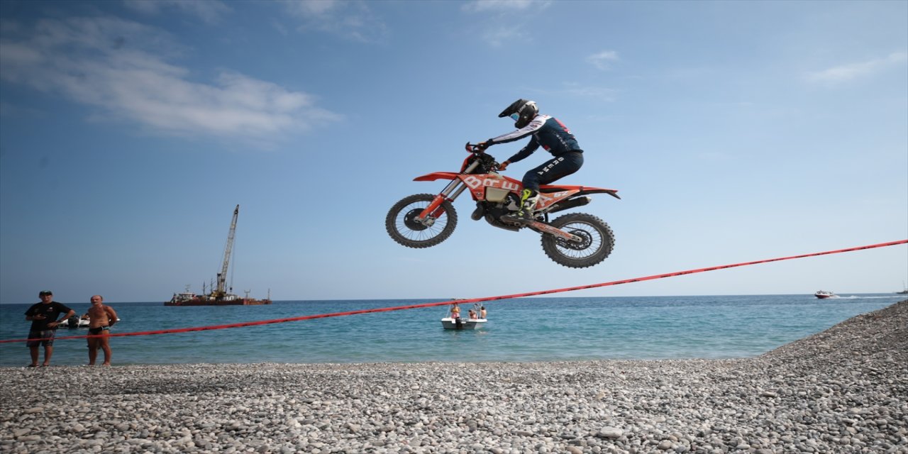 Hard Enduro Dünya Şampiyonası'nın 6. ayağı Sea To Sky Enduro Motosiklet Yarışı'nda 42 ülkeden 420 sporcu mücadele ediyor