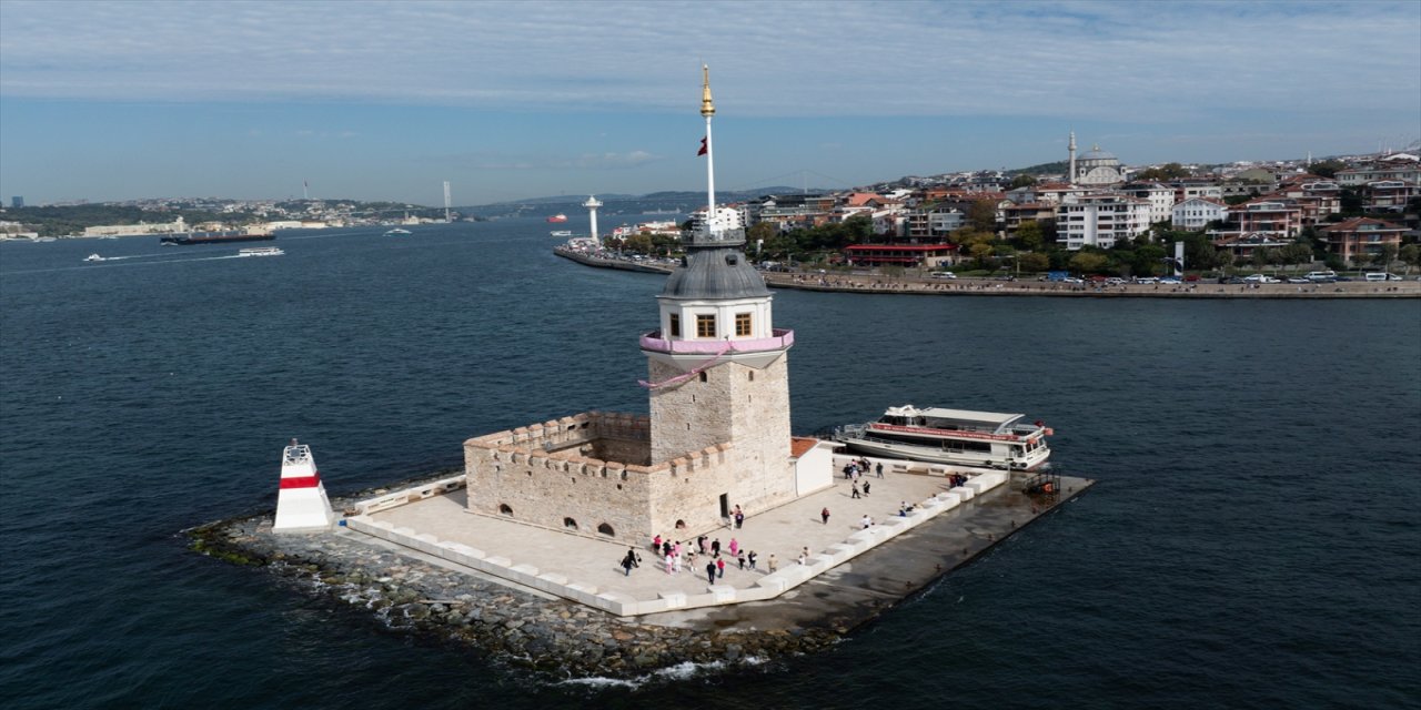 "Meme Kanseri Farkındalık Ayı" etkinlikleri kapsamında Üsküdar'daki Kız Kulesi'ne pembe kurdele asıldı.