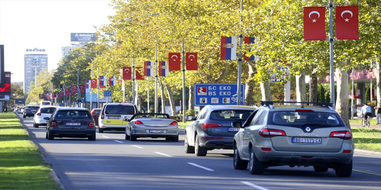 Cumhurbaşkanı Erdoğan'ın yapacağı Sırbistan ziyareti öncesi Belgrad'ın sokakları Türkiye ve Sırbistan bayraklarıyla süslendi.