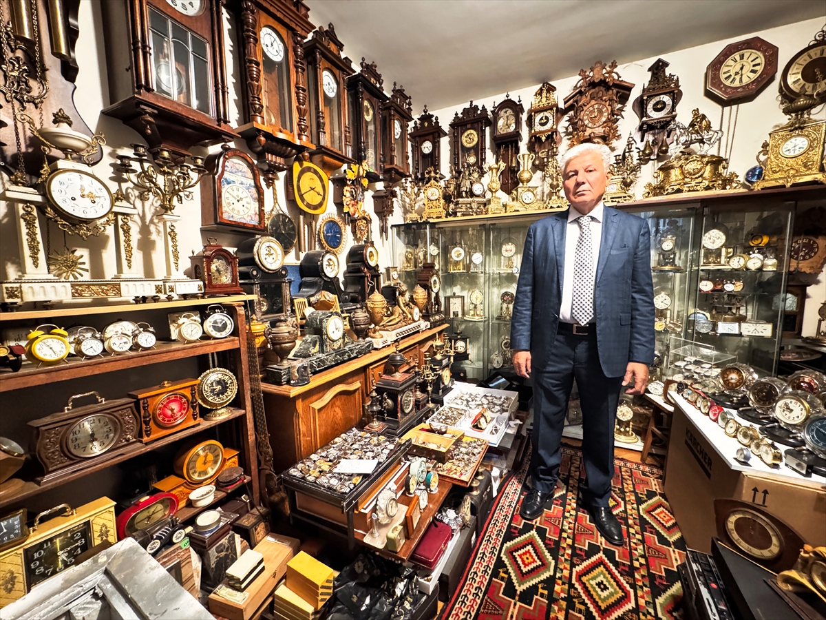 Sofya'da görevli Türk'ün koleksiyonunda 3 bin 500'ü aşkın saat bulunuyor