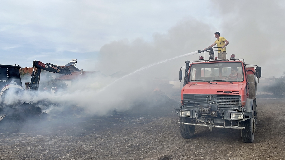 Çanakkale'de hayvan işletmesinde çıkan yangında bin saman balyası zarar gördü