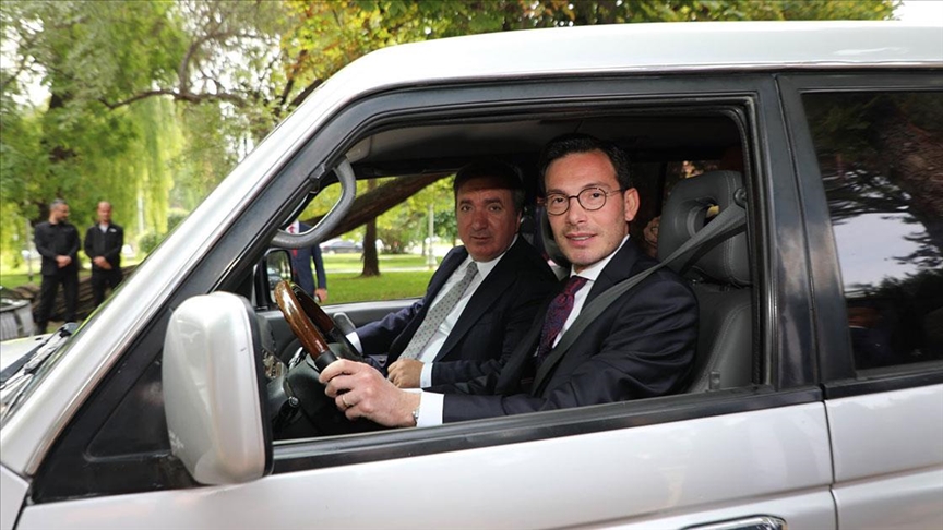 Efsane Vali"nin oğlu, merhum babasının makam aracıyla "geçmişe yolculuk" yaptı