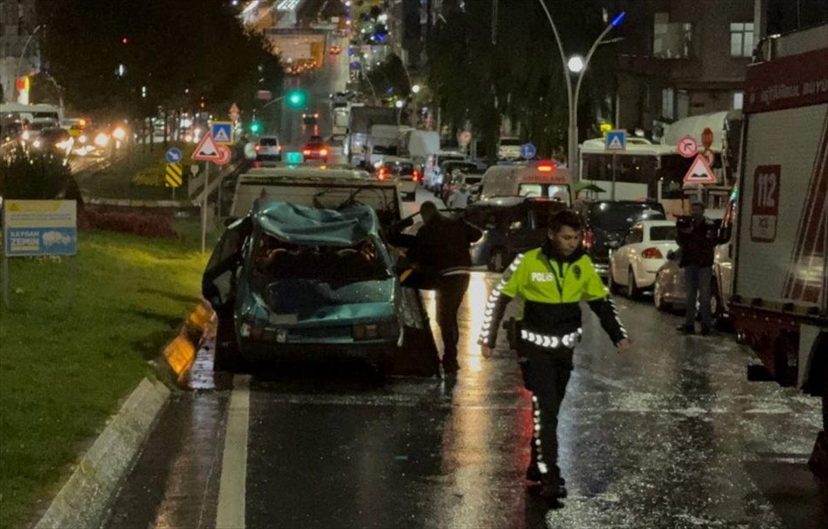 Sultangazi'de hafriyat kamyonunun çarptığı yol levhası otomobilin üzerine devrildi