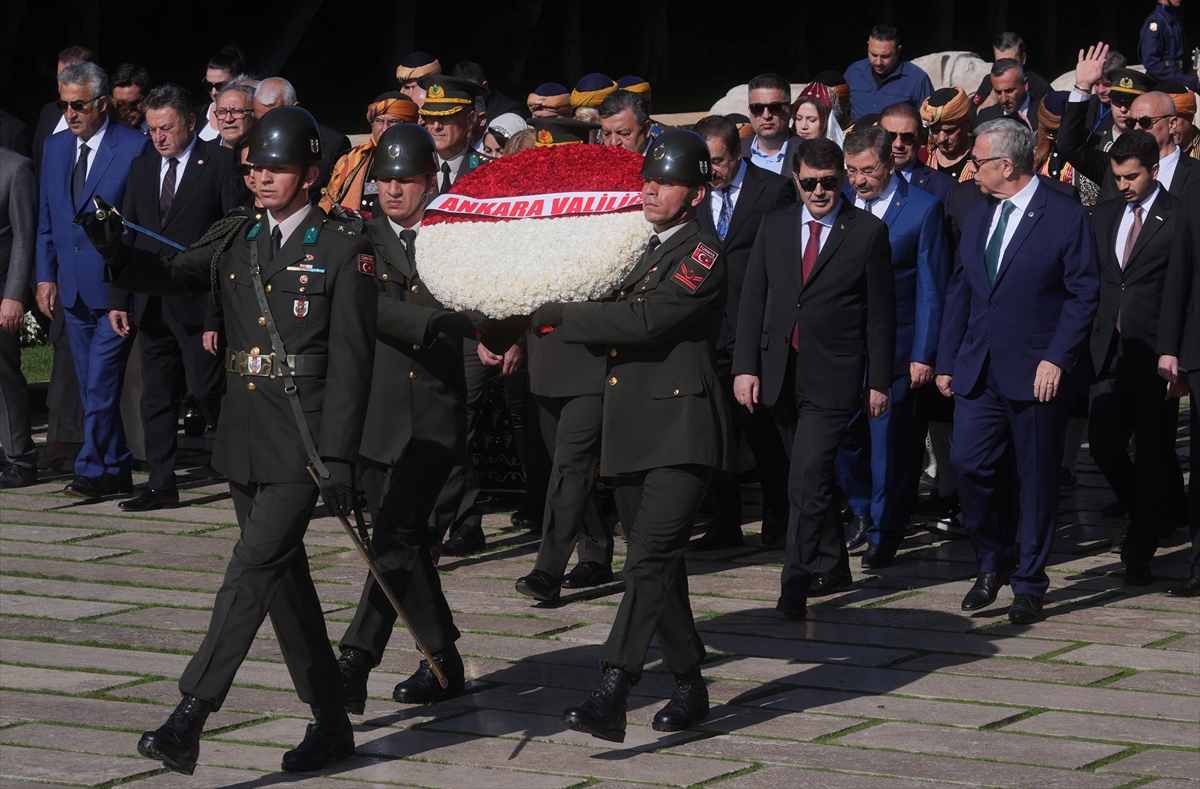 Vali Şahin, Ankara'nın başkent oluşunun 101. yılı dolayısıyla Anıtkabir'i ziyaret etti