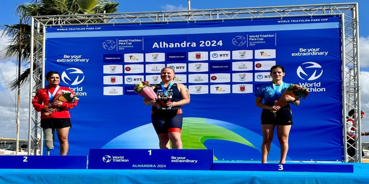 Portekiz'de düzenlenen Paratriatlon Dünya Kupası'nda mücadele eden milli sporcu Kübra Dere, gümüş madalyanın sahibi oldu.