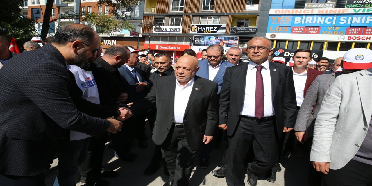 HAK-İŞ Genel Başkanı Mahmut Arslan, Van'da bazı belediyelerde işten çıkarılan işçilere destek ziyaretinde bulundu.