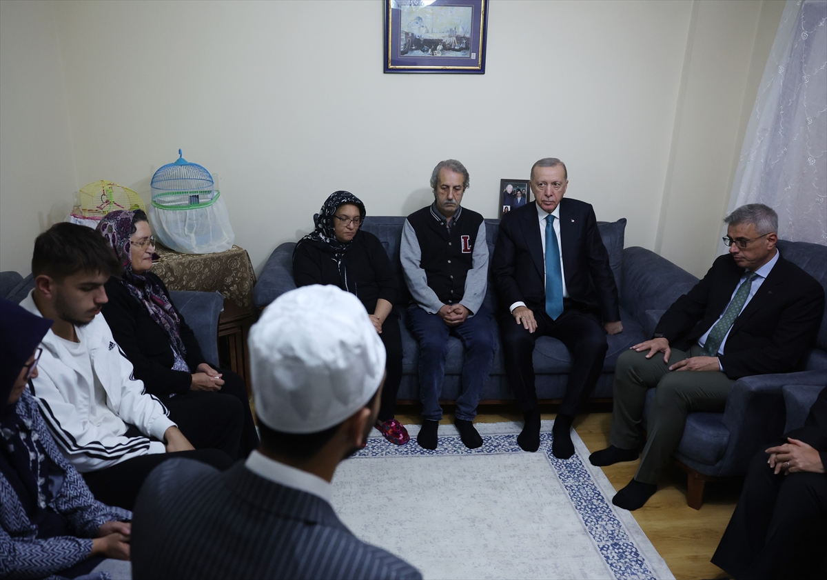 Cumhurbaşkanı Erdoğan'dan AK Parti'li Betül Önderoğlu'nun ailesine taziye ziyareti