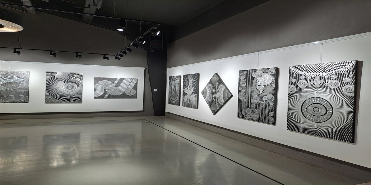 Metin Aşoğlu (74), sanayi atıklarını değerlendirerek ürettiği eserlerini açtığı sergiyle sanatseverlerin beğenisine sundu.