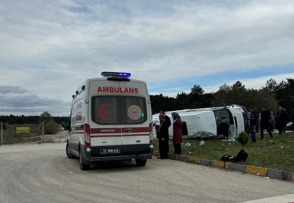 Kastamonu'da okul servisi ile tırın çarpışması sonucu 12'si öğrenci 13 kişi yaralandı