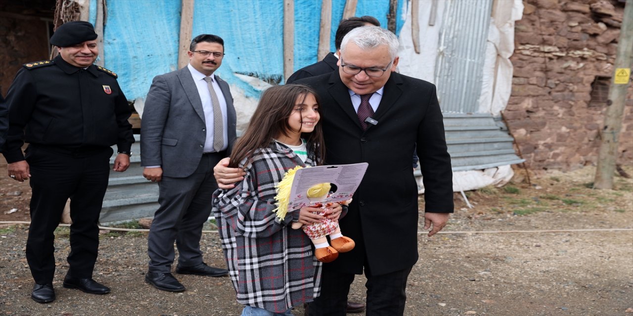 "Şu ana kadar yaptığımız saha taraması sonucunda 12 evde hafif hasar olduğunu tespit ettik"