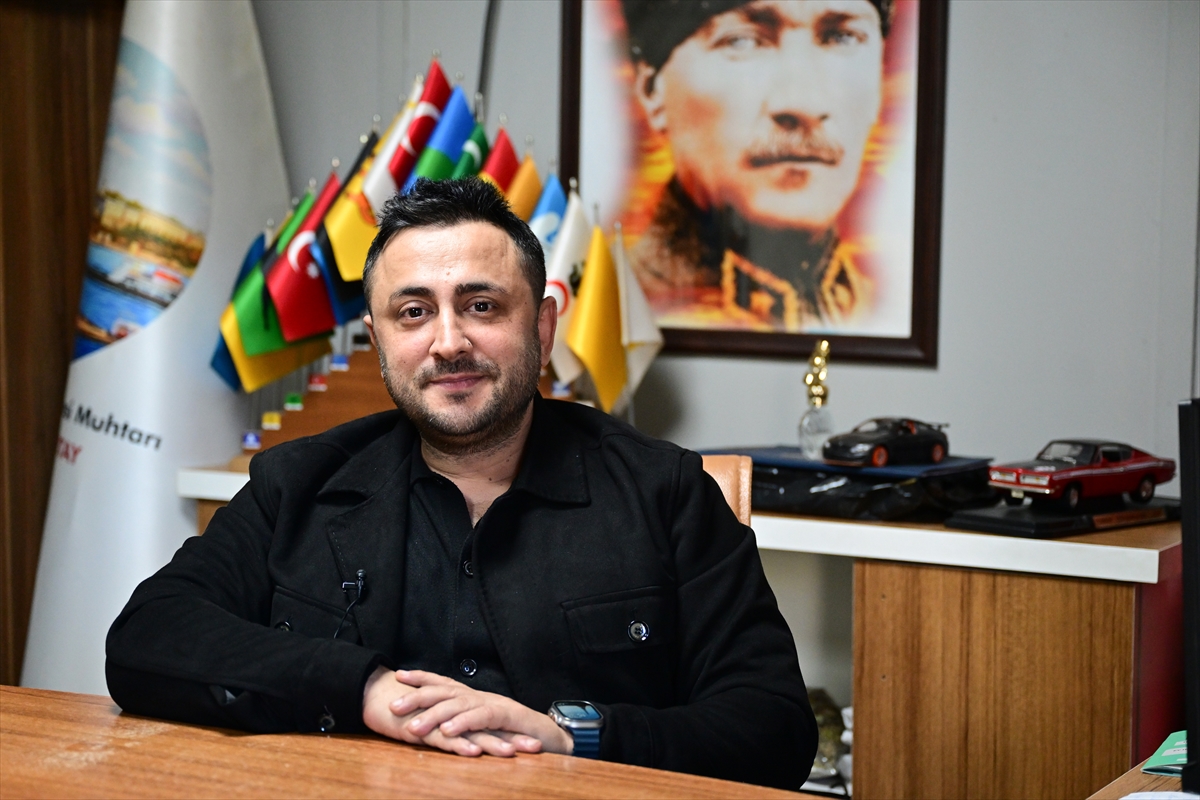 Yardım merkezine çevirdiği muhtarlıkta komşuları için gece gündüz çalışıyor