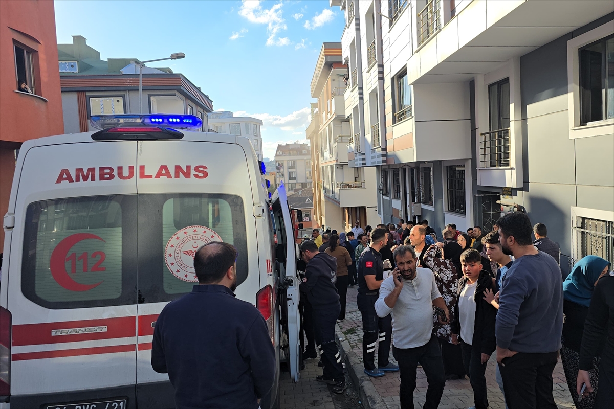 Başakşehir'de 5 katlı binada çıkan yangın söndürüldü