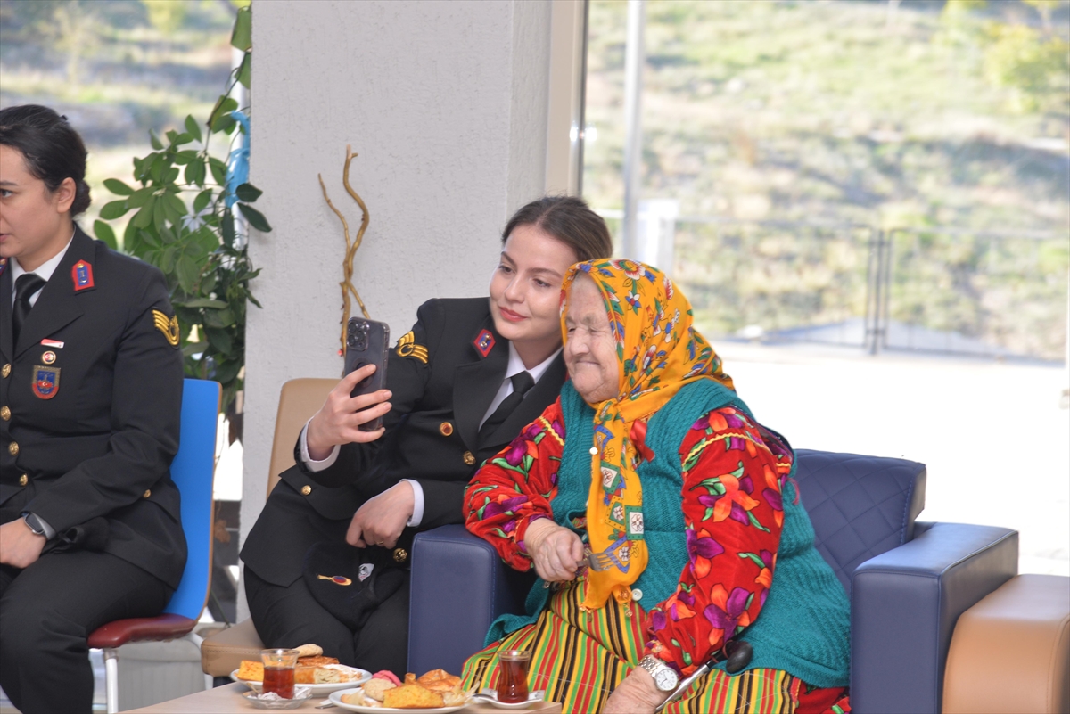 Kastamonu'da jandarma personeli huzurevi sakinleriyle bir araya geldi