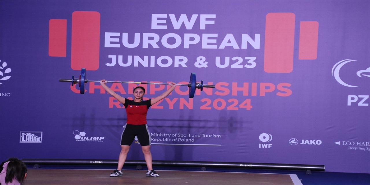 Milli sporcu Ezgi Kılıç, 3 altın madalya kazanarak şampiyonluğa ulaştı.