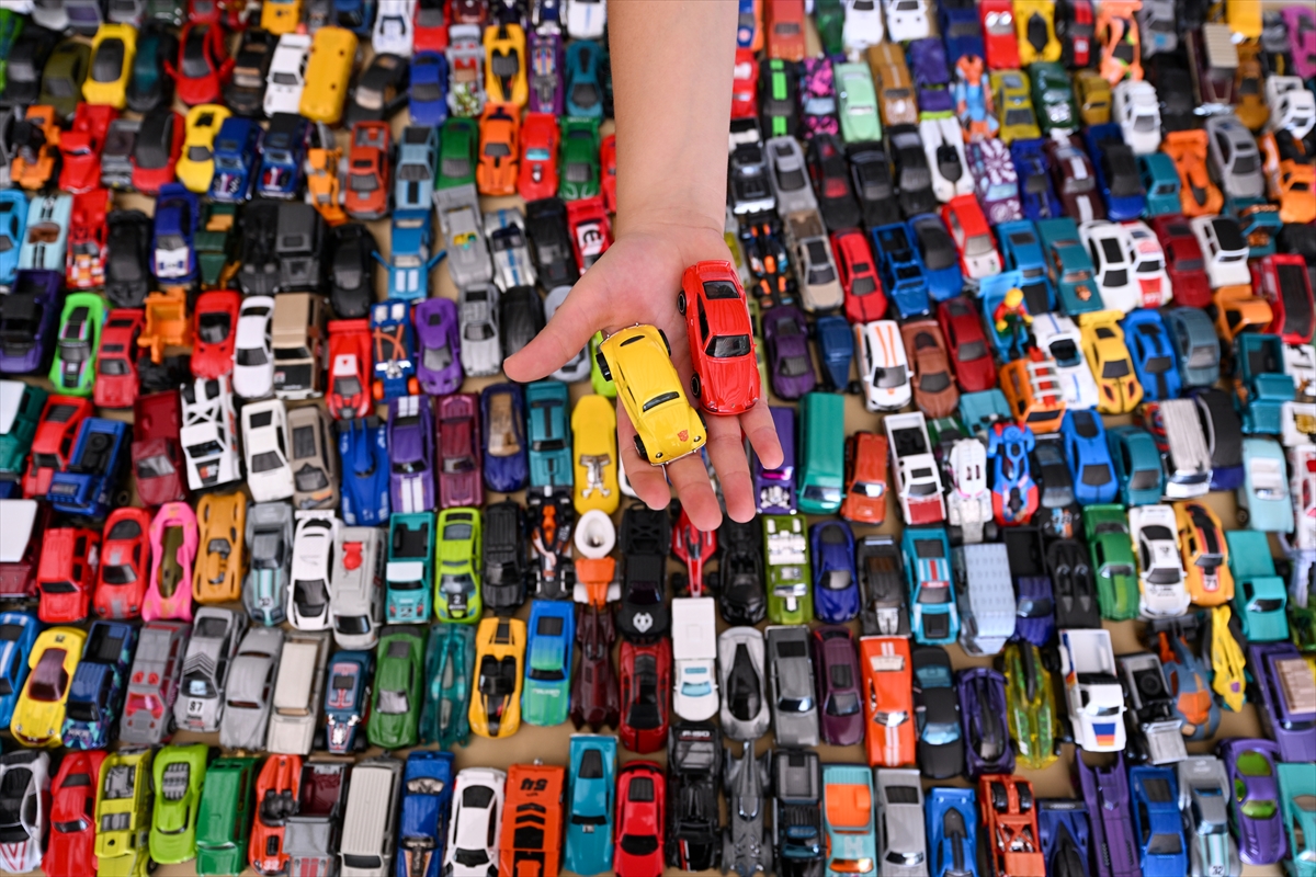 Oyuncak araba tutkunu çocuk, arabalarını evindeki "müze" gibi alanda sergiliyor