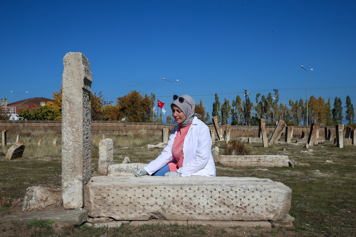 Van'daki Selçuklu Mezarlığı'nda 45 yeni mezar gün yüzüne çıkarıldı