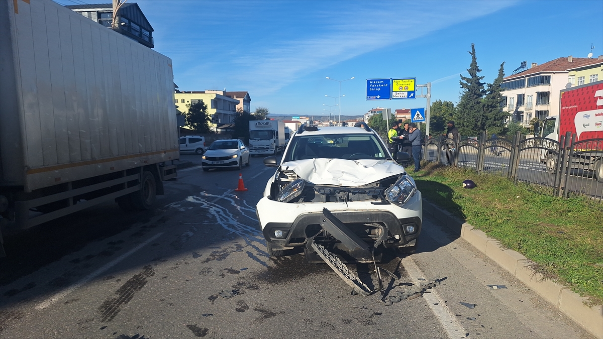 Samsun'da bir araçla çarpışan motosikletteki 2 kişi yaralandı