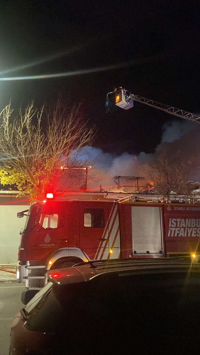 Silivri'de yapı markette çıkan yangına itfaiye müdahale ediyor